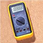 32檔量程;自動關(guān)機,顯 示 器：30 X 60mm LCD，最大顯示值19999,直流電壓;交流電壓;直流電流;交流電流;電阻;電容,頻率測試帶蜂鳴器通斷測試;二極管測試;晶體管hFE測試. 
