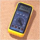 自動(dòng)量程3 3/4位LCD顯示的數(shù)字多用表，最大顯示值3296;數(shù)字和模擬條圖雙顯示,顯 示 器：30 X 60mm LCD，最大顯示值19999,直流電壓;交流電壓;直流電流;交流電流;電阻;電容,帶蜂鳴器通斷測(cè)試;二極管測(cè)試;晶體管hFE測(cè)試. 
