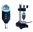 邵氏D一體化數(shù)顯式硬度測量儀器，該硬度計集測量裝置和數(shù)據(jù)處理于一體，具有結(jié)構(gòu)緊湊、測值準確、攜帶方便、造型美觀、重量輕和易于操作等優(yōu)點。它主要用來測定硬塑料和硬橡膠的硬度，特別適合于現(xiàn)場對橡膠和塑料成品的硬度測量。 