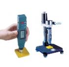 橡膠A型硬度計能快速準確地進行塑料、軟橡膠、合成橡膠、打印膠輥的測量。在化工及橡膠業(yè)有著廣泛的應(yīng)用。主要特點：
造型美觀，攜帶方便，能與計算機通訊。測量范圍：0～100HA；
測量誤差：在20～90HA內(nèi)，HA≤±1度
