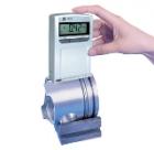 TR110袖珍式表面粗糙度儀具有測(cè)量精度高、測(cè)量范圍寬、操作簡(jiǎn)便、便于攜帶、工作穩(wěn)定等特點(diǎn)，可以廣泛應(yīng)用于各種金屬與非金屬加工表面的檢測(cè)，該儀器是傳感器主機(jī)一體化的袖珍式儀器，具有手持式特點(diǎn)，更適宜在生產(chǎn)現(xiàn)場(chǎng)使用。