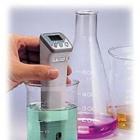 AZ-8690  筆式PH計.筆式設(shè)計方便攜帶!45°斜角讀數(shù)據(jù)方便!pH 電極可更換,量程范圍,PH：0.00~14.00.溫度: 0℃ ~ +50℃,分辯率:0.01PH/0.1℃, 0.1℉.準確度:±0.02PH/±0.3℃
 
 
