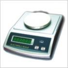 YP10002電子天平,具備多種計量單位轉換，記數(shù)功能及動物稱重功能。交直流兩用，便于攜帶和野外操作?？裳b置RS232C 輸出接口。稱量范圍:0-1000g.可讀性:10mg.稱盤尺寸:ф130mm.電源:交直流電兩用
