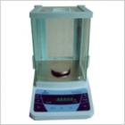 JA-5003 電子精密天平,新一代電磁式稱量傳感器，使產(chǎn)品的精度有了可靠保障。具有全自動故障檢測，自動校準(zhǔn)，超載保護(hù)等多種應(yīng)用程序。電源變壓器外置，減少溫度對天平稱量的影響.內(nèi)置RS232C接口，可直接連接計算機(jī)，打印機(jī)等。稱量范圍:0-500g.可讀性:1mg.稱盤尺寸:ф80mm