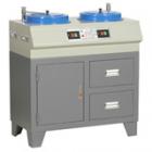 PG-2D型金相試樣拋光機(jī)是在PG-2C金相試樣拋光機(jī)的基礎(chǔ)上作進(jìn)一步的設(shè)計改進(jìn),由原立式結(jié)構(gòu)設(shè)計成柜式結(jié)構(gòu)，二個拋光盤的轉(zhuǎn)速也由原一種轉(zhuǎn)速分別設(shè)計成700轉(zhuǎn)/分和900轉(zhuǎn)/分二個不同轉(zhuǎn)速.拋盤直徑：220mm
