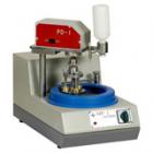 MP-1型單盤雙速金相試樣磨拋機(jī)（帶自動磨頭） 是集預(yù)磨、拋光、研磨于一機(jī)只須更換磨拋盤等就能進(jìn)行預(yù)磨、拋光或研磨工作，磨盤直徑：250mm.砂紙直徑:230mm.拋盤直徑：220mm.研磨盤直徑：220mm.轉(zhuǎn)速：500/1000r/min.電動機(jī)：YSD802-4/8 380V 50Hz

 

