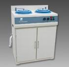  P-2G金相試樣拋光機(jī)是在P-2T金相試樣拋光機(jī)的基礎(chǔ)上作進(jìn)一步的設(shè)計(jì)改進(jìn)，由原立式結(jié)構(gòu)設(shè)計(jì)成柜式結(jié)構(gòu). 拋盤(pán)直徑：200mm.轉(zhuǎn)速：1400r/min或900r/min(定制).電壓：380V,50Hz或220V,50Hz(定制),外形尺寸：900x560x1010mm

