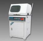 LSQ-100立式試樣切割機用于切割各種金屬、非金屬材料的樣,以便觀察材料金相、巖相組織。主軸轉速：2800轉/分鐘．砂輪片規(guī)格：350×2×32mm．最大切割直徑：100mm 
