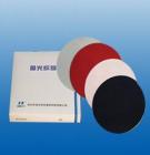 拋光織物  各種金相試樣及儀器、儀表等零件的精密拋光。精拋后光潔度可達(dá)△8-△12。材質(zhì)：絲絨、平絨、呢料、帆布、植絨、呢絨、絲綢、羊毛氈.規(guī)格及包裝：φ230-300mm（無壓敏膠）、φ200mm（背帶壓敏膠）