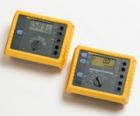 Fluke 1623 GEO 接地電阻測(cè)試儀 單鍵測(cè)量 3極和4極法接地電阻測(cè)量 2極法測(cè)量交流電阻  選擇法測(cè)試，無(wú)需斷開(kāi)接地連接（1支電流鉗） 無(wú)輔助極法，快速測(cè)試接地環(huán)路（2支電流鉗） 128 Hz的測(cè)量頻率 