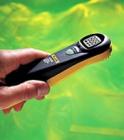 Fluke CO-220 一氧化碳表采用了最新一代的電子化學(xué)傳感器，無(wú)需使用抽吸泵即可快速地檢測(cè)周?chē)h(huán)境一氧化碳濃度的變化?？稍诖蟮腖CD顯示屏上顯示 0 至 1000 ppm的一氧化碳濃度 ,最大值保持功能,啟動(dòng)時(shí)傳感器自動(dòng)歸零和自檢序列。