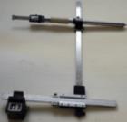 開口度及中心偏差測量儀主要用來測量工作輥裝配面與支承輥裝配面的中心線偏差，并能實際測量出工作輥裝配面開口度及支撐輥裝配面開口度。工作高度0-500mm，工作輥面開口度測量范圍400-350mm,支撐輥面開口度測量范圍620-590mm，測量精度0.02mm。