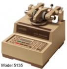 Taber 5135 & 5155 研磨儀是一種行業(yè)標(biāo)準(zhǔn)，用于陶瓷、塑料、紡織、金屬、皮革、橡膠和著色、著漆、電鍍表面等的磨損和耐用性測(cè)試。采用Taber 研磨儀進(jìn)行加速磨損測(cè)試,平臺(tái)旋轉(zhuǎn)速度60或72 圈每分鐘