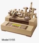 Taber 5135 & 5155 研磨儀是一種行業(yè)標(biāo)準(zhǔn)，用于陶瓷、塑料、紡織、金屬、皮革、橡膠和著色、著漆、電鍍表面等的磨損和耐用性測(cè)試。采用Taber 研磨儀進(jìn)行加速磨損測(cè)試,平臺(tái)旋轉(zhuǎn)速度60或72 圈每分鐘