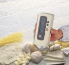 使用白度指數(shù)(CIE或亨特爾)指示食品和原材料的白度。測(cè)量口徑為8mm。測(cè)量、數(shù)據(jù)處理、顯示的三個(gè)部位一體化設(shè)計(jì)。小型輕便的手提式設(shè)計(jì)?？梢詼y(cè)量粉體或粘稠狀物體。

