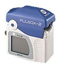 只需將手指插入指架，監(jiān)測(cè)器便自動(dòng)開(kāi)啟，可立即開(kāi)始測(cè)量。 

大屏幕顯示，清晰明了

大屏幕LCD確保文字與測(cè)量值顯示清晰明了。此外，在黑暗環(huán)境中會(huì)自動(dòng)點(diǎn)亮背光。 

高度便攜性

PULSOX-2外形小巧，僅重70g，攜帶非常方便；此外，頸帶設(shè)計(jì)更添靈活性和易用性。 

堅(jiān)固耐用

此儀器的設(shè)計(jì)堅(jiān)固耐用，可承受碰撞和擊打。因此非常適合家庭使用。 

性能可靠，深受好評(píng)

PULSOX-2繼承了PULSOX系列深受好評(píng)的設(shè)計(jì)和性能，這兩方面在該系列多年來(lái)累積的經(jīng)驗(yàn)中日趨完善。 

電池壽命長(zhǎng)

采用高效節(jié)能設(shè)計(jì)，兩節(jié)AAA電池即可支持連續(xù)使用80小時(shí)。
