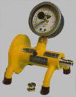 Elcometer1970 PFCV--便攜式工地校準(zhǔn)檢定裝置是用來(lái)確認(rèn)所使用的附著力測(cè)量?jī)x校準(zhǔn)的一種理想工具，可用于Elcometer PATTM、Elcometer 106、Elcometer 108等型號(hào)的附著力測(cè)量?jī)x。將合適的拉棒與校準(zhǔn)證裝置相連，拉動(dòng)附著力測(cè)量?jī)x，比較測(cè)量?jī)x與校準(zhǔn)證裝置上的讀數(shù)。


