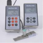 MINITEST 403/405系列 超聲波測厚儀，用于精確測量鋼鐵和其它金屬、玻璃、陶瓷、均質(zhì)塑料等材料的壁厚。儀器小巧、堅(jiān)固耐用。測量無損、快速、準(zhǔn)確?？梢詼y量平面和曲面。 