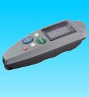 概況：

測頭主機(jī)一體，結(jié)構(gòu)緊湊，單手操作；最新研制的測頭頂部由非常耐磨的硬制材料制成，保證長期使用而不損壞。標(biāo)準(zhǔn)箔及標(biāo)準(zhǔn)板可安全地存放在內(nèi)置儲(chǔ)存?zhèn)}內(nèi)。

儀器隨測頭型號(hào)的不同有三種類型：

F型測頭采用磁感應(yīng)原理，在鋼鐵基材上測量。

N型測頭采用電渦流原理，在有色金屬基材測量。

FN兩用型測頭可在所有金屬基材上測量。

儀器符合DIN、ISO、BS、ASTM標(biāo)準(zhǔn)。
