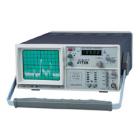 掃頻式超外差頻譜分析儀采用電掃描在頻率范圍內(nèi)調(diào)諧，其頻譜的頻率分量隨著時(shí)間依次采樣出來(lái)。所以，掃描調(diào)諧頻譜分析儀可以顯示周期信號(hào)和隨機(jī)信號(hào)。

AT5010B頻譜分析儀頻率超出1GHz(0.15~1050MHz)有粗調(diào)和細(xì)調(diào)調(diào)節(jié)中心頻率，加上100KHz／格~100MHz/格掃頻寬度選擇，組成簡(jiǎn)易的頻域測(cè)量。一個(gè)6寸CRT,8×10分格內(nèi)刻度LED顯示可選為中心頻率或標(biāo)記頻率讀數(shù)。
