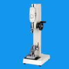 目 的：
ABQ拉力鈕扣測試儀，可配置NK、HF推拉力計和專用夾具，專用于測量鈕扣的扣合力或脫離衣物破壞力。檢測鈕扣、按鈕等固定強(qiáng)度是很重要的一項(xiàng)標(biāo)準(zhǔn)，尤其是在嬰兒和兒童服裝設(shè)計及制造中最為重要。在鈕扣固定裝飾件上使用一定力的測量需要通過力度儀器來記錄。
