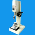 目 的：
ABQ拉力鈕扣測試儀，可配置NK、HF推拉力計和專用夾具，專用于測量鈕扣的扣合力或脫離衣物破壞力。檢測鈕扣、按鈕等固定強(qiáng)度是很重要的一項(xiàng)標(biāo)準(zhǔn)，尤其是在嬰兒和兒童服裝設(shè)計及制造中最為重要。在鈕扣固定裝飾件上使用一定力的測量需要通過力度儀器來記錄。
