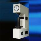 儀器簡(jiǎn)介：
XHR-150型塑料洛氏硬度計(jì)采用自動(dòng)加卸試驗(yàn)力機(jī)構(gòu)，裝有可調(diào)總試驗(yàn)力保持時(shí)間的電位器，試驗(yàn)力變換由變荷手輪的旋轉(zhuǎn)而獲得，所以操作簡(jiǎn)便迅速，除度盤對(duì)零外，沒(méi)有人為的操作誤差，具有很高的靈敏度，穩(wěn)定性。
適用于工廠車間和實(shí)驗(yàn)室。
