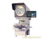 特點(diǎn)

±    采用投影筒升降調(diào)焦，荷重可達(dá)50千克，適宜重型工件?？蛇xZ系列正像型，影像與工件同向，正立直觀(guān)。
±    光學(xué)系統(tǒng)質(zhì)量?jī)?yōu)良，物鏡成像清晰，放大倍率準(zhǔn)確，在透射光照明下，輪廓測(cè)量誤差小于0.08%。
±    投影屏旋轉(zhuǎn)機(jī)構(gòu)裝有角位移光電傳感器，顯示分辨率達(dá)1′或0.01°可作任意角度的快速測(cè)量，誤差在5′之內(nèi)。
±    數(shù)字顯示系統(tǒng)具有多種顯示功能，可進(jìn)行公/英制轉(zhuǎn)換；相對(duì)/絕對(duì)坐標(biāo)轉(zhuǎn)換；角度的60進(jìn)制與100進(jìn)制轉(zhuǎn)換以及坐標(biāo)值的二等分。

