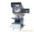 用途特點(diǎn)

±    采用工作臺升降調(diào)焦，使操作比較方便。可選Z系列正像型，影像與工件同向，正立直觀。
±    光學(xué)系統(tǒng)質(zhì)量優(yōu)良，物鏡成像清晰，放大倍率準(zhǔn)確，在透射光照明下，輪廓測量誤差小于0.08%。
±    投影屏旋轉(zhuǎn)機(jī)構(gòu)裝有角位移光電傳感器，顯示分辨率達(dá)1′或0.01°可作任意角度的快速測量，誤差在5′之內(nèi)。
±    數(shù)字顯示系統(tǒng)具有多種顯示功能，可進(jìn)行公/英制轉(zhuǎn)換；相對/絕對坐標(biāo)轉(zhuǎn)換；角度的60進(jìn)制與100進(jìn)制轉(zhuǎn)換以及坐標(biāo)值的二等分。

