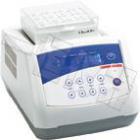 產(chǎn)品特點(diǎn)：

●液晶顯示屏，菜單式操作界面，多組數(shù)據(jù)一屏顯示，操作簡單。

●具有斷電恢復(fù)功能，當(dāng)外電源斷電又重新來電時(shí)，設(shè)備可按原設(shè)定程序自動(dòng)恢復(fù)運(yùn)行。

●微處理器控制，溫控線性好、振蕩轉(zhuǎn)速準(zhǔn)確、波動(dòng)小。

●設(shè)有定時(shí)功能，0～100小時(shí)范圍內(nèi)任意設(shè)定培養(yǎng)時(shí)間，顯示屏顯示剩余時(shí)間，定時(shí)終點(diǎn)發(fā)出聲音報(bào)警訊號(hào)。

●多種標(biāo)準(zhǔn)樣品模板可供選擇，更換方便。也可根據(jù)用戶要求定做模塊。

●短振蕩點(diǎn)動(dòng)功能。

●直流無刷電機(jī)驅(qū)動(dòng)、長壽命、免保養(yǎng)。

