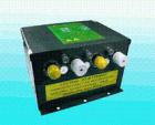 斯萊德SL-007A高壓電源供應(yīng)器電壓的大小分為：4.6KV、5.6KV、7.0KV三種，可提供4組高壓電源輸出供離子風槍、離子風咀、離子風蛇、離子棒等使用，可方便的根據(jù)標識和安裝說明進行連接靜電消除器，斯萊德高壓電源供應(yīng)器具有短路保護功能，安全、方便。 