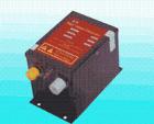 斯萊德SL-009高壓電源供應(yīng)器電壓為7.0KV，可提供2組高壓電源輸出供離子鋁棒、離子風鋁棒、離子風簾等使用，可方便的根據(jù)標識和安裝說明進行連接靜電消除器，斯萊德高壓電源供應(yīng)器具有短路保護功能，安全、方便。 