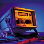 產(chǎn)品描述 

OBO PCS是一種峰值電流傳感器，它可以將脈沖電流值記錄并永久地儲存在磁卡上。


OBO PCS-CS鑒定裝置是一種專用磁卡閱讀器，它可以用來讀取儲存在PCS卡上記錄的電流值。


OBO PCS卡固定于引下線上，這樣可以檢測出該等電位連接線上通過的最大脈沖電流數(shù)值，并可隨時(shí)檢查防雷器是否有起到相應(yīng)的作用。


PCS上的磁條以一種特殊的方式進(jìn)行編碼，由于每根帶電導(dǎo)體均可產(chǎn)生磁場，該磁場的強(qiáng)度與導(dǎo)線電流值的大小具有函數(shù)關(guān)系，因而該磁場可以控制電磁條的編碼。使用磁卡閱讀器可以識別PCS卡上的電磁編碼，從而反映出脈沖電流的大小。