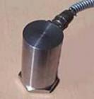 特點

● 用于重要設(shè)備的振動監(jiān)測、報警和保護 

● 輸直接與DCS，PLC等4-20mA系統(tǒng)連接 

● 輸出可為速度、加速度和位移之一 

● 真有效值測量、穩(wěn)定可靠 

● 簡單、安全、低成本

● 可輸出動態(tài)波形信號以便分析診斷 